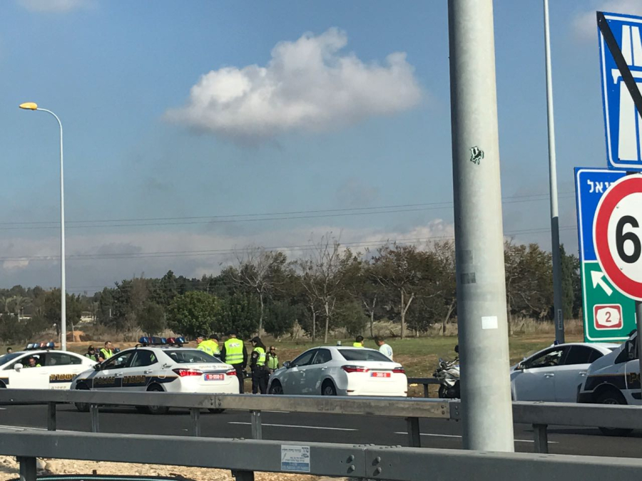  بالصور: اصابة حرجة لسائق دراجة نارية بحادث طرق في مركز البلاد 